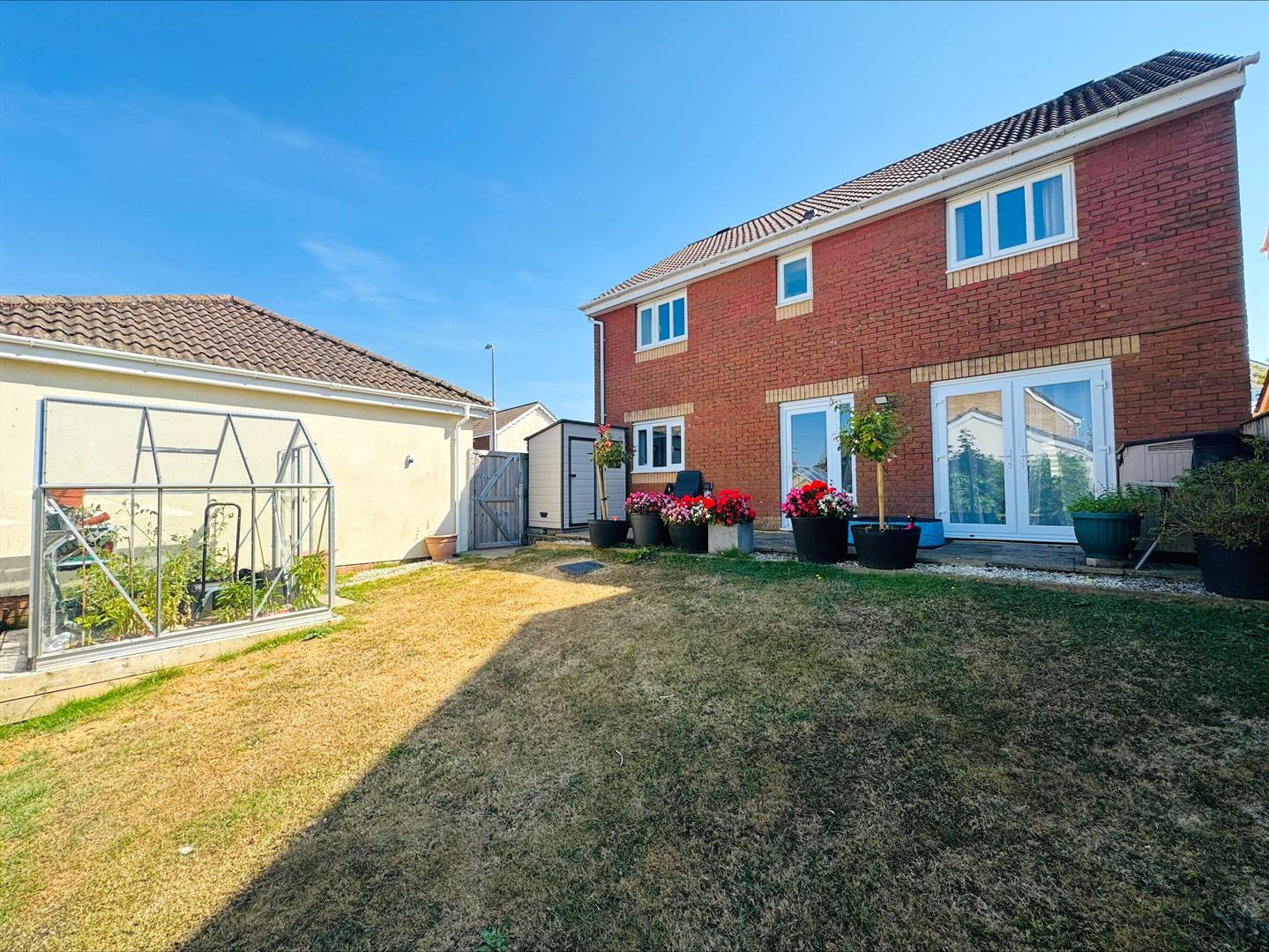 Clos Bryn Haul, Llwynhendy, Llanelli, SA14 9DZ